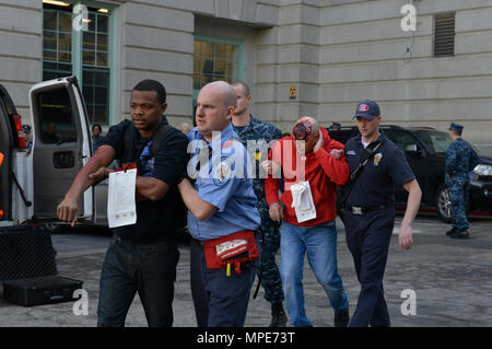 170208-N-RU357-0173 Annapolis, Maryland (fév. 8, 2017) Washington District Naval de première intervention contre l'incendie et d'urgence et Service des incendies du comté de Anne Arundel escort "victimes" d'ambulances à l'extérieur de Bancroft Hall lors d'un "Tireur actif" percer à l'académie navale des États-Unis au cours de l'exercice annuel de l'Curtain-Citadel 2017 Solide bouclier. Curtain-Citadel Solide bouclier est un exercice annuel qui évalue l'état de préparation des forces de sécurité de la Marine et d'assurer une interopérabilité transparente entre les commandes, d'autres services, et les partenaires de l'agence. (U.S. Photo par marine Spécialiste de la communication de masse Tri Apprenti matelot Banque D'Images