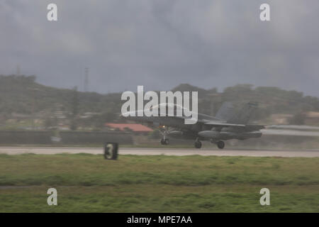 Un F/A-18D Hornet avec Marine attaque de chasseurs tout temps (Escadron VMFA) - 225 commence son ascension au cours de l'effort à faire face au nord à Andersen Air Force Base, Guam, le 9 février 2017. Les Marines chargés de missiles d'interception aérienne live - 120 de moyenne portée avancée les missiles air-air (AIM-120 AMRAAM) à F/A-18D Hornet à être tirés sur des leurres vers le bas. (U.S. Marine Corps photos du Cpl. Nathan Wicks) Banque D'Images