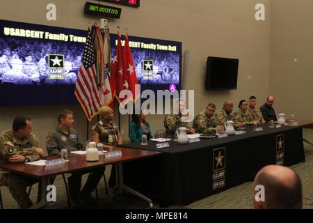 Le lieutenant-général Michael Garrett (centre), général commandant de l'armée américaine, le Centre répond à des questions au cours de la live Facebook USARCENT tenue de ville Famille Feb 2., à l'hôtel de Patton sur Shaw Air Force Base, L.C. (la mairie a donné aux familles une occasion de poser USARCENT hauts dirigeants des questions sur l'installation et les services offerts aux soldats et aux membres de leur famille. En présence de membres de la communauté militaire de la Shaw Air Force Base et Fort Jackson ainsi que des représentants de l'association du logement et leadership. bataillon (U.S. Photo de l'armée par le Sgt. Victor Everhart Jr.) Banque D'Images