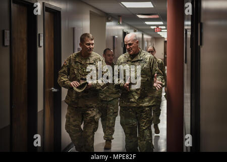 L'armée américaine le général Jeffrey S. Buchanan, au nord de l'armée américaine (5e Armée), commandant de l'Armée présente les prix à l'unité supérieure de l'armée américaine, le général Glenn A. Bramhall, 263rd Air de l'armée et la défense antimissile (AAMDC) commandant, au nom de l'AAMDC 263rd, Caroline du Sud, Garde nationale d'armée, lors d'une visite à l'unité siège social à Anderson, Caroline du Sud, le 9 février 2017. (US Army National Guard Photo prise par le s.. Roby Di Giovine/libérés) Banque D'Images