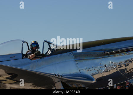 Un pilote d'un P-51 Mustang se prépare à taxi la piste pendant l'Entraînement en vol et du patrimoine 2017 Certification Course à la base aérienne Davis-Monthan Air Force Base, en Arizona, le 10 février 2017. L'avion moderne qui ont participé au CCCPP étaient le F-35 Lightning II, le F-22 Raptor, F-16 Fighting Falcon et le A-10 Thunderbolt C II. L'avion historique inclus le P-51 et T-51 Mustang, le P-40 Warhawk, le P-38 Lightning, le P-47 Thunderbolt, le T-33 Shooting Star et le F-86 Sabre. (U.S. Photo de l'Armée de l'air par la Haute Airman Ashley N. Steffen) Banque D'Images