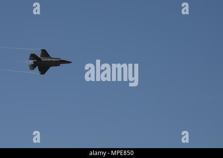 Un U.S. Air Force F-35 Lightning II effectue des manœuvres aériennes au cours de l'Entraînement en vol et du patrimoine 2017 Certification Course à la base aérienne Davis-Monthan Air Force Base, en Arizona, le 10 février 2017. Le CCCPP fournit des pilotes civils et militaires l'occasion de pratiquer un vol en formation de concert à la préparation de futurs spectacles. (U.S. Photo de l'Armée de l'air par la Haute Airman Ashley N. Steffen) Banque D'Images