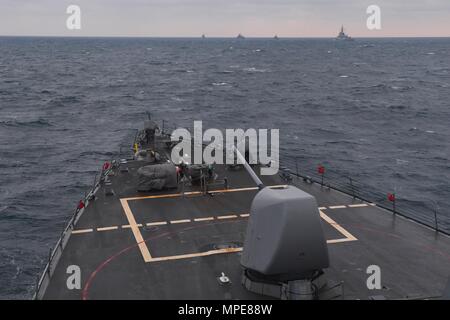 170210-N-JI086-027 MER NOIRE (fév. 10, 2017) Le destroyer USS-missiles Porter (DDG 78) effectue une voile passe avec d'autres navires participants au cours de l'exercice Sea shield en 2017. Protection de la mer est un exercice multinational en mer Noire pour améliorer l'interopérabilité et de la compétence des unités participantes. Porter est l'avant-déployé à Rota, en Espagne, en effectuant des opérations navales dans la sixième flotte américaine zone d'opérations à l'appui de la sécurité nationale des États-Unis en Europe. (U.S. Photo par marine Spécialiste de la communication de masse de la classe 3ème Ford Williams/libérés) Banque D'Images