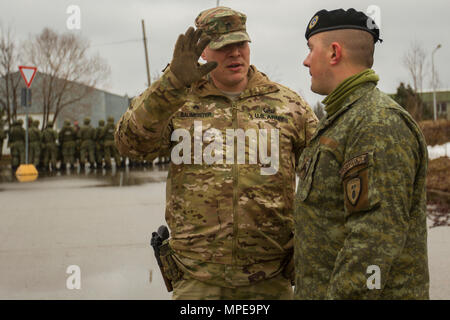 Le Sgt. Quincy Baumeister, un technicien en charge des explosifs et munitions à Bataille multinationales Group-East, observe un cours de leadership de base menée par la Force de sécurité du Kosovo à la KSF Training and Doctrine Command, Ferizaj, Kosovo, 8 février. MNBG-E ont permis de soutenir les soldats KSF personnel et chef supérieur d'élaboration pendant leur mission dans le cadre de rotation de la Force pour le Kosovo. (U.S. Photo de l'armée par la CPS. Adeline Witherspoon, 20e Détachement des affaires publiques) Banque D'Images