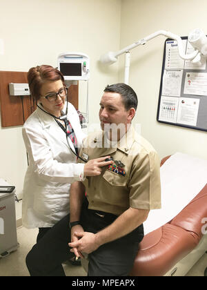 FORT WORTH, Texas (fév. 9, 2017) Infirmière Praticienne Mme Michelle M. Nash, Clinique de santé Direction générale de la Marine Fort Worth, encourage les marins comme maître de 2e classe Dionicio D. Brown, marines et leurs familles à faire un premier pas vers la santé à cœur en ayant une discussion avec leur responsable de soins primaires au sujet de leur santé et les facteurs de risque cardiovasculaire. Bien que la maladie cardiaque est la principale cause de décès chez les hommes et les femmes, d'après les CDC, c'est en grande partie évitables. (Avec la permission de la photo prise par le Lieutenant Christopher W. Ciancitto) Banque D'Images