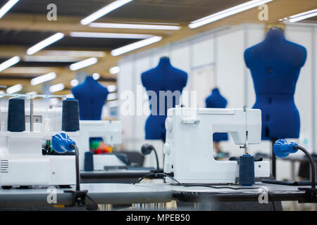 Intérieur de l'usine de confection de . Ferme en atelier avec plusieurs machines à coudre. Adaptation de l'industrie, créateur de mode, atelier concept industrie Banque D'Images