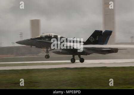 Un F/A-18D Hornet avec Marine attaque de chasseurs tout temps (Escadron VMFA) - 225 commence son ascension au cours de l'effort à faire face au nord à Andersen Air Force Base, Guam, le 9 février 2017. Les Marines chargés de missiles d'interception aérienne live - 120 de moyenne portée avancée les missiles air-air (AIM-120 AMRAAM) à F/A-18D Hornet à être tirés sur des leurres vers le bas. (U.S. Marine Corps photos du Cpl. Nathan Wicks) Banque D'Images