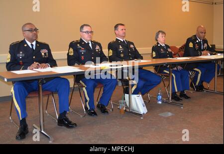 Premier Sgt. Barry Cox, 650e groupe d'appui régional premier sergent, Sgt. Le Major Keith Christie, 650e RSG Special Operations Command, le sergent Sgt. Le major Darin Daniels, 650e RSG de sergent-major de commandement, commandement Sgt. Le major Denise Dial, 469e lutter contre le maintien en puissance de sergent-major de commandement du Commandement et de la commande, le Sgt. Le major Donald Seay, 483rd sergent-major de commandement du bataillon de Terminal, assis sur le meilleur Guerrier au cours d'un conseil de la concurrence le meilleur guerrier à George W. Dunaway Réserve de l'Armée Centre à Sloan, Nevada 7-9 février. Banque D'Images