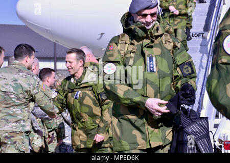 Avec les membres du service de garde Accueil norvégien arriver au Minnesota et sont accueillis par des soldats avec la Garde nationale du Minnesota pour la 44e United States/Norvège troupe réciproque échange le 10 février 2017. Cet échange est le plus ancien partenariat pour le ministère américain de la Défense. (Photo par le Sgt. Sebastian Nemec, la Garde nationale du Minnesota, Affaires publiques) Banque D'Images