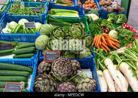 Des légumes frais pour la vente au marché Viktualienmarkt de Munich, Allemagne Banque D'Images