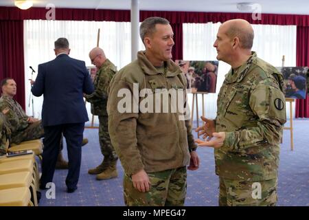 Le brig. Le général Steven W. Ainsworth, général commandant de la 7e commande de soutien de mission, gauche, parle au Major général Paul Benenati, droite, l'un de ses anciens commandants généraux, lors de la 7ème rencontre-débat DU SMC Le 10 février au Club d'Armstrong. Cette année, la réserve de l'armée américaine en Europe célèbre plus de 60 ans d'opérations en regardant le passé, présent et futur. Les sujets de discussion de RSMU inclus la participation à des opérations passées de l'ère de l'après-guerre jusqu'à l'exploitation continue de résoudre l'Atlantique dans les Etats baltes. Banque D'Images