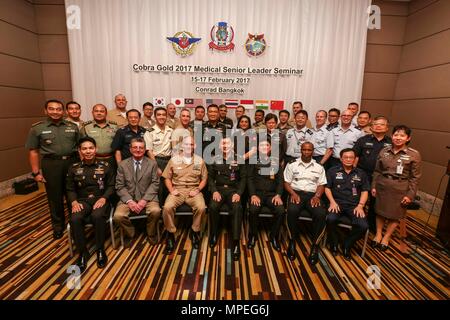 Les participants posent pour une photo lors de la visite médicale leader principal Symposium à Bangkok, Thaïlande, au cours de l'exercice Gold Cobra, le 15 février 2017. Gold Cobra, dans son 36e tour, comprend un accent particulier sur l'action civique, humanitaire, médicale et d'engagement communautaire activités menées au cours de l'exercice pour répondre aux besoins et intérêts humanitaires des populations civiles de la région. (U.S. Marine Corps photo par le Cpl. Wesley Timm) Banque D'Images