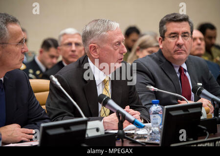Le Secrétaire de la Défense Jim Mattis parle au cours d'une coalition mondiale pour lutter contre ISIS réunion au siège de l'OTAN à Bruxelles, Belgique, 16 février 2017. À sa gauche est le Secrétaire général de l'OTAN, Jens Stoltenberg et à sa droite est Kenneth Handelman, qui est en ce moment l'exécution des fonctions du vice-ministre de la Défense pour les affaires de sécurité internationale. (DOD photo de haute technologie de l'US Air Force. Le Sgt. Brigitte N. Brantley) Banque D'Images