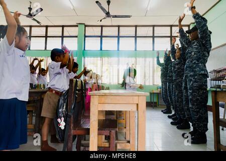 170214-N-GR361-099 RAYONG, Thaïlande (fév. 14, 2017) Les marins de la station de transport amphibie USS Green Bay (LPD 20) chanter une chanson avec les élèves au cours d'un échange culturel au Wat Samnak Thon Elementary School dans le cadre de l'exercice Gold Cobra 2017. Comme l'an dernier, 2017 Gold Cobra insiste sur la coordination sur l'action civique, tels que l'aide humanitaire et des secours en cas de catastrophe, de chercher à accroître la coopération régionale et la collaboration dans ces domaines essentiels. (U.S. Photo par marine Spécialiste de la communication de masse 2e classe Kaleb R. Staples/libérés) Banque D'Images