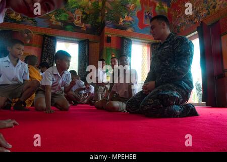 170214-N-GR361-120 RAYONG, Thaïlande (fév. 14, 2017) La Marine américaine technicien électronique 2e classe Kristopher Coiffure interagit avec les élèves au cours d'un échange culturel au Wat Samnak Thon Elementary School dans le cadre de l'exercice Gold Cobra 2017. Comme l'an dernier, 2017 Gold Cobra insiste sur la coordination sur l'action civique, tels que l'aide humanitaire et des secours en cas de catastrophe, de chercher à accroître la coopération régionale et la collaboration dans ces domaines essentiels. (U.S. Photo par marine Spécialiste de la communication de masse 2e classe Kaleb R. Staples/libérés) Banque D'Images