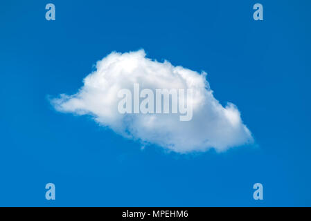 Seul nuage blanc moelleux dans le ciel bleu pour les prévisions météorologiques et les thèmes. Banque D'Images