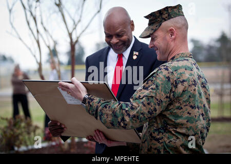 Ancien colonel du Corps des Marines des États-Unis Grover C. Lewis, à gauche, reçoit un cadeau de Colonel David P. Grant, commandant du Marine Corps Combat Service Support des écoles, droit, pendant un mois de l'histoire afro-américaine tenue à bord Célébration Johnson Camp, N.C., le 15 février 2017. Les Marines américains et les civils se sont réunis sur un site historique Point Montford pour célébrer le Mois de l'histoire afro-américaine. (U.S. Marine Corps photo par Lance Cpl. Jose Villalobosrocha) Banque D'Images