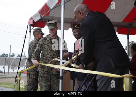 Le colonel du Corps des Marines américain David P. Grant, commandant du Marine Corps Combat Service Support des écoles et a pris sa retraite, le colonel du Corps des Marines des États-Unis Grover C. Lewis couper le ruban lors d'une célébration du Mois de l'histoire afro-américaine tenue à bord Camp Johnson, N.C., le 15 février 2017. Les Marines américains et les civils se sont réunis sur un site historique Point Montford pour célébrer le Mois de l'histoire afro-américaine. (U.S. Marine Corps photo par Lance Cpl. Tyler Pender) Banque D'Images