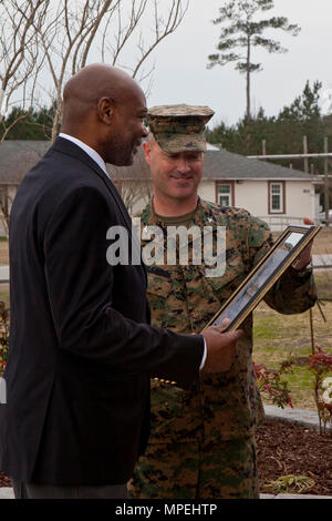 Ancien colonel du Corps des Marines des États-Unis Grover C. Lewis, à gauche, reçoit un cadeau de Colonel David P. Grant, commandant du Marine Corps Combat Service Support des écoles, lors d'une célébration du Mois de l'histoire afro-américaine tenue à bord Camp Johnson, N.C., le 15 février 2017. Les Marines américains et les civils se sont réunis sur un site historique Point Montford pour célébrer le Mois de l'histoire afro-américaine. (U.S. Marine Corps photo par Lance Cpl. Tyler Pender) Banque D'Images