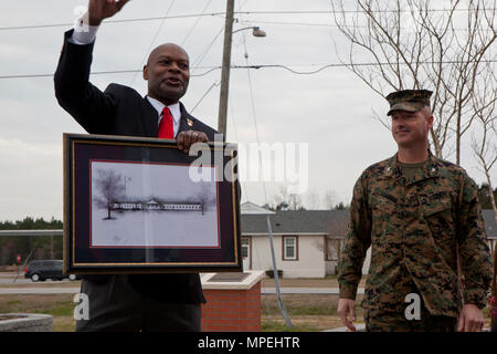 Ancien colonel du Corps des Marines des États-Unis Grover C. Lewis, à gauche, reçoit un cadeau de Colonel David P. Grant, commandant du Marine Corps Combat Service Support des écoles, lors d'une célébration du Mois de l'histoire afro-américaine tenue à bord Camp Johnson, N.C., le 15 février 2017. Les Marines américains et les civils se sont réunis sur un site historique Point Montford pour célébrer le Mois de l'histoire afro-américaine. (U.S. Marine Corps photo par Lance Cpl. Tyler Pender) Banque D'Images