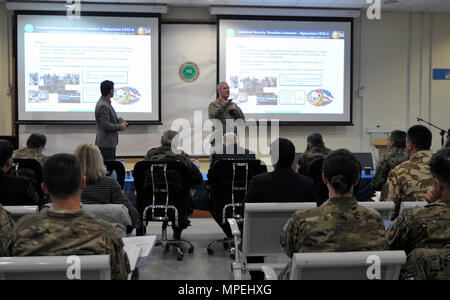 Thomas A. Lockhart, directeur exécutif de Combined Security Transition Command - Afghanistan office de soutien logistique autonome, connu sous le nom de EF-5, prend la parole à la conférence sur le leadership médical et logistique Feb 1, 2017. Le colloque a mis l'accent sur les défis et les réalisations de la commande médicales afghanes ainsi que de futurs plans d'amélioration de leur chaîne d'approvisionnement et de la logistique médicale. À partir de la perspective de maintien en puissance, la CSTC-A concentrent leurs efforts dans les trois principaux locataires de base : l'offre, la transparence dans la chaîne logistique, et le professionnalisme de l'équipe. Aller de l'avant, l'un des critica Banque D'Images