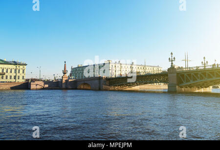 Troitsky pont-levis pont sur la Neva à Saint-Pétersbourg. Banque D'Images