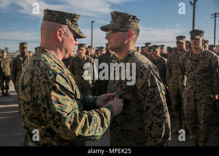 Le Sgt. Alexander Corallo, un ingénieur avec l'opérateur d'équipement d'assaut 3e bataillon amphibie, 1 Division de marines, est remis à la Marine et le Marine Corps Médaille militaire par le Lieutenant colonel William O'Brien, le commandant de bataillon de 3e Aab, à bord Marine Corps Base Camp Pendleton, en Californie le 16 février 2017. La Marine et le Marine Corps médaille d'excellence est décerné en reconnaissance de services méritoires ou atteinte dans l'une ou l'autre des situations de combat ou noncombat. (U.S. Marine Corps photo par Lance Cpl. Joseph Prado) Banque D'Images