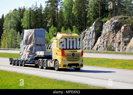 Mercedes-Benz Actros 3351 jaune semi-remorque de transport lourd Silvasti objet industriel sur l'autoroute en été. Paimio, Finlande - 18 mai 2018 Banque D'Images