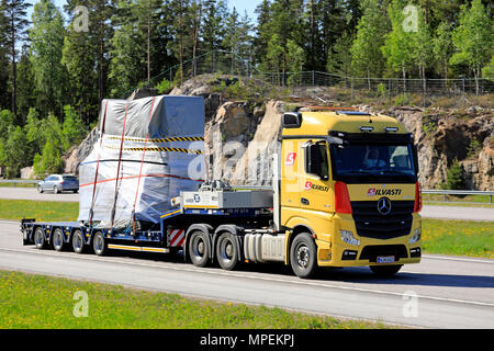 Mercedes-Benz Actros 3351 jaune semi-remorque de transport lourd Silvasti objet industriel sur l'autoroute en été. Paimio, Finlande - 18 mai 2018 Banque D'Images