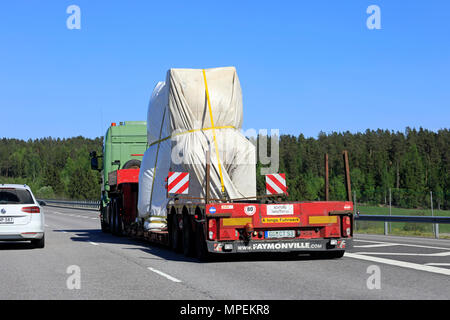 Semi-remorque Scania vert distances couvertes de bâches objet industriel tant charge sur autoroute sur une journée ensoleillée, vue arrière. Paimio, Finlande - le 18 mai 2018. Banque D'Images