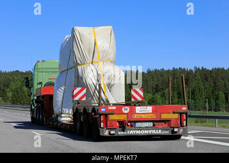 Semi-remorque Scania vert distances couvertes de bâches objet industriel tant charge sur autoroute sur une journée ensoleillée, vue arrière. Paimio, Finlande - le 18 mai 2018. Banque D'Images