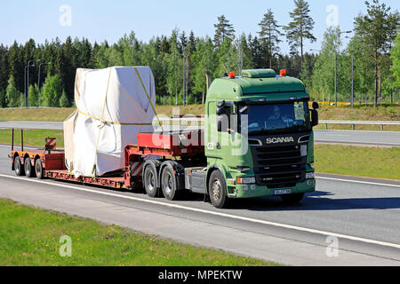 Green Scania R580 Bâche semi-remorque parcours couverts objet industriel comme les longs temps de chargement sur l'autoroute de l'été sur une journée ensoleillée. Salo, Finlande - le 18 mai 2018. Banque D'Images