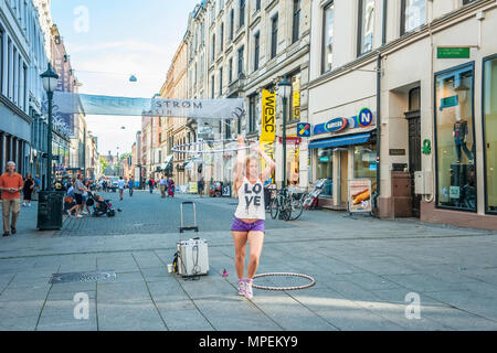 La Norvège, Oslo. Le 1er août 2013. Gymnaste Girl Dancing in the Square à Oslo. Le revenu supplémentaire pour l'étudiant. Éditorial. Banque D'Images