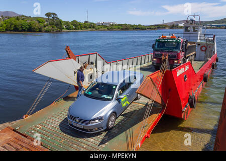 Car-ferry à Castletownbere, l'Irlande avec un chargement de camion et de taxi plein de sable avant son examen régulier de la voile à l'île de bere communauté. Banque D'Images