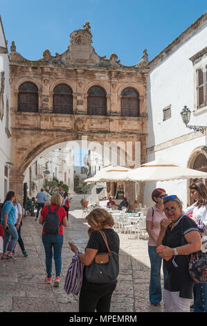 La loggia voûtée que l'PalazzoVescoville liens et Palazzo del Seminario, Ostuni, Pouilles, Italie. Banque D'Images