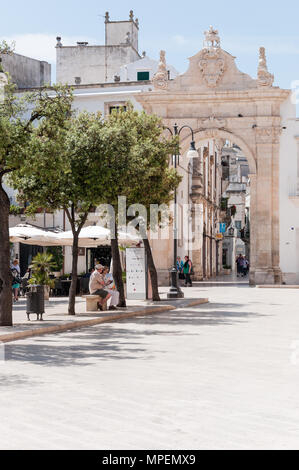 Vue de la Piazza XX Settembre, la Porta S. Antonio, passerelle vers le centre historique de la ville baroque de Martina Franca, Pouilles, Italie. Banque D'Images