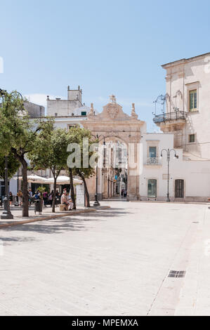 Vue de la Piazza XX Settembre, la Porta S. Antonio, passerelle vers le centre historique de la ville baroque de Martina Franca, Pouilles, Italie. Banque D'Images