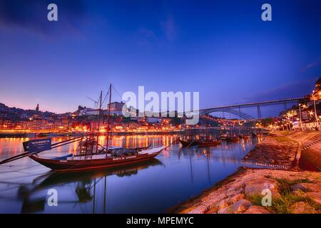 Porto, Portugal - Mai 18, 2018 : Porto, vieille ville skyline avec le fleuve Douro et bateaux rabelo. Est la deuxième plus grande ville du Portugal après Lisbonne et Banque D'Images