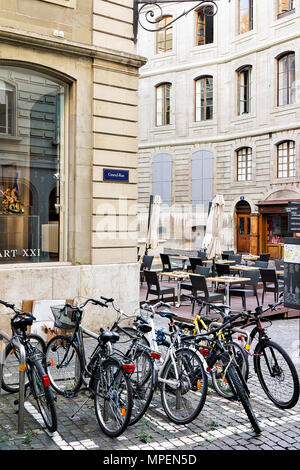 Genève, Suisse - le 30 août 2016 : les vélos dans la rue dans le centre-ville de Genève, Suisse. Banque D'Images