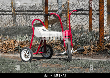 Tricycle pour les enfants de l'époque de l'URSS. Retro moto à trois roues des années 80 Banque D'Images