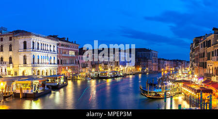 Vue panoramique du Pont du Rialto sur le Grand Canal au crépuscule pendant heure bleue, crépuscule, avec des lumières reflétées dans l'eau, Venise, Vénétie, Italie. Lo Banque D'Images