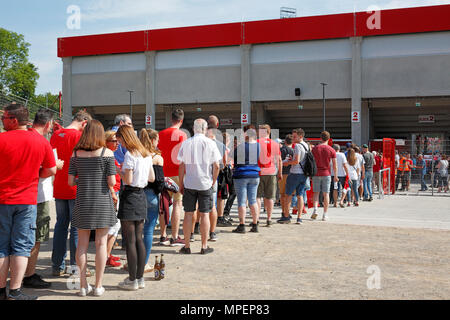 Sports, football, coupe du Bas Rhin, 2017-2018, final, poste d'Oberhausen vs Rot Weiss Essen 2:1, stade Niederrhein Oberhausen, RWO football fans dans une file d'attente à l'entrée du stand Revierkraft Banque D'Images