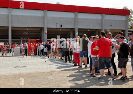 Sports, football, coupe du Bas Rhin, 2017-2018, final, poste d'Oberhausen vs Rot Weiss Essen 2:1, stade Niederrhein Oberhausen, RWO football fans dans une file d'attente à l'entrée du stand Revierkraft Banque D'Images