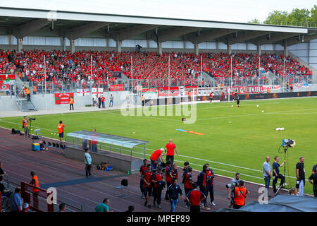 Sports, football, coupe du Bas Rhin, 2017-2018, final, poste d'Oberhausen vs Rot Weiss Essen 2:1, stade Niederrhein Oberhausen, vue sur le stade, Revierkraft RWO, stand fans de football Banque D'Images