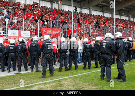 Sports, football, coupe du Bas Rhin, 2017-2018, final, poste d'Oberhausen vs Rot Weiss Essen 2:1, stade Niederrhein Oberhausen, vaste opération policière à l'Revierkraft stand, RWO football fans, émeutes, rampagne Banque D'Images