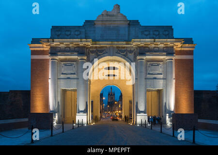 Porte de Menin éclairé à l'aube, Arc de Triomphe, monument commémoratif de guerre britannique de la Première Guerre mondiale, Ypres, Flandre occidentale, Belgique Banque D'Images