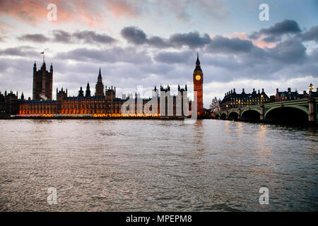 Un parlement du Royaume-Uni et la rivière Thames en fin d'après-midi ou en début de soirée Banque D'Images