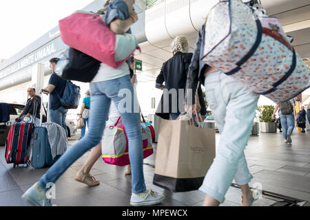 L'aéroport Rome Fiumicino, les passagers avec chariot de marche et suitcase Banque D'Images