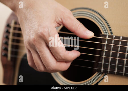 Close up woman's hands playing acoustic guitar. Banque D'Images