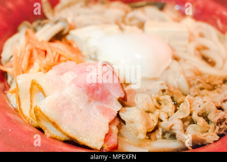 La nourriture japonaise. Les nouilles Udon avec bacon, oeufs, ​​Pork fabricants,carottes et bael mushroom.fermé.copie espace.(Soft focus) Banque D'Images